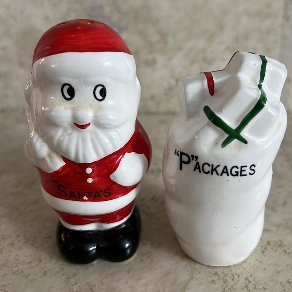Vintage Santa with his Christmas packages salt and pepper shakers Taiwan - Picture 1 of 6
